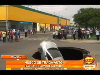 Une voiture avalée par un trou béant dans la chaussée