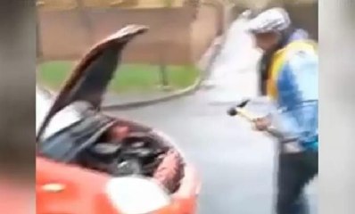 Bağlanan otomobilini balyozla parçaladı