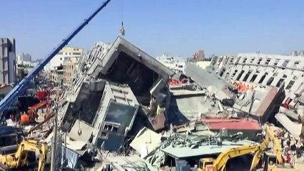 Séisme à Taïwan : les secouristes sortent un survivant des décombres
