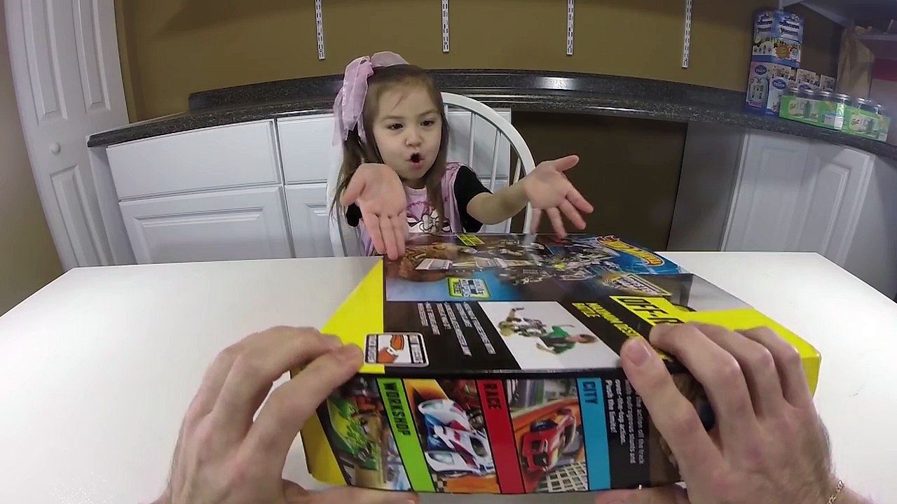 FUNNY HOT WHEELS MONSTER JAM CRASH FUN MAX D BATTLE Play Set- Opening Toys & Playing