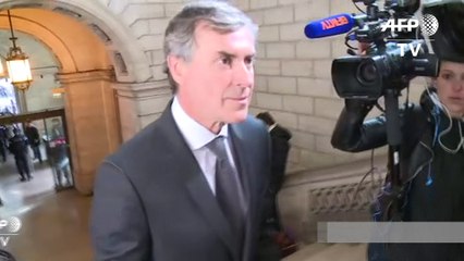 Arrivée chahutée de Jérôme Cahuzac au Palais de justice pour son procès