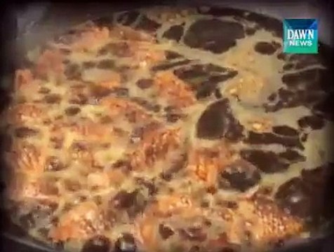 پشاور کا ایسا پاکستانی جو کہ گرم تیل میں ہاتھ ڈال سکتا ہے - A PAkistani who puts his hand in hot oil