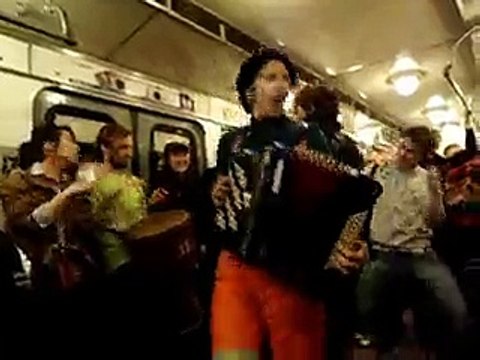 vMetro - «We No Speak Americano» (в вагоне метро, 2011) (Елена Даминова)