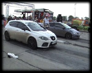 Honda Civic Type R Vs. Seat Leon Cupra Drag Race