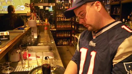 Super Bowl draws crowd in Berlin soccer pub | DW News