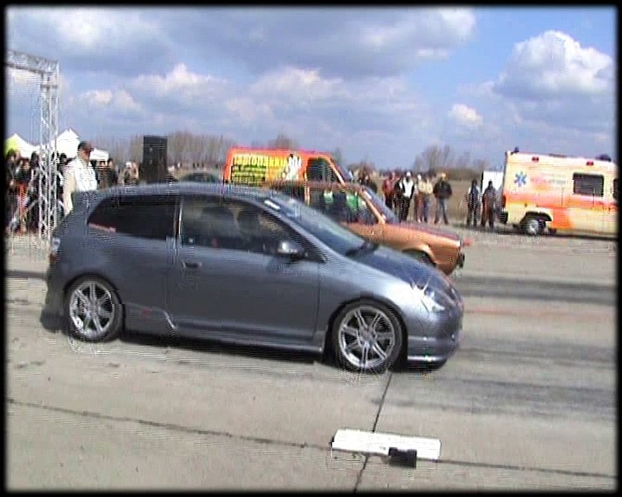 Honda Civic Type R Vs. VW Golf I TDI Drag Race