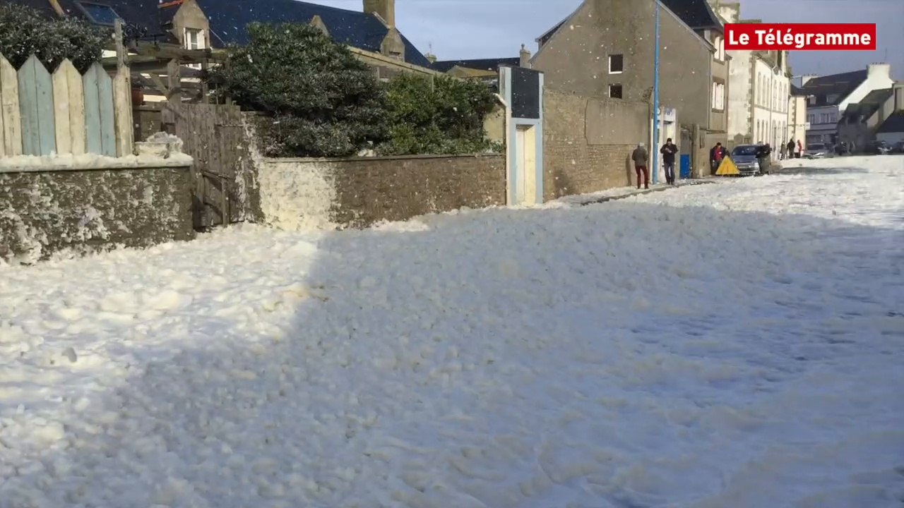 Penmarch (29). Tempête d'écume sur le port de Saint-Guénolé