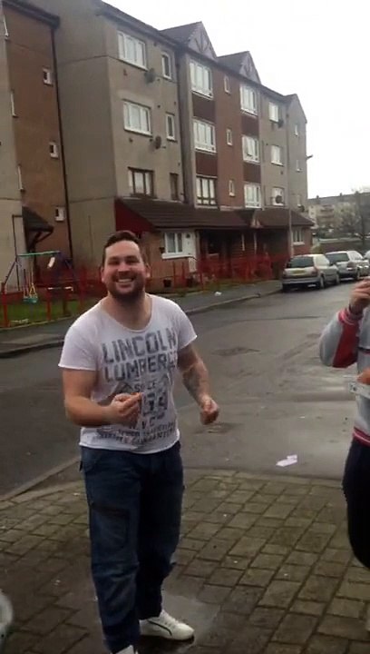 Il accepte de se faire casser 6 œufs sur la tête pour 30£