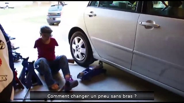 Девушка меняет колесо без помощи рук