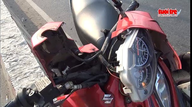 Bị xe máy tông, người phụ nữ bán vé số văng gần chục mét