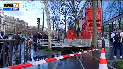 Vents violents: deux blessés graves à Paris après la chute d'un panneau publicitaire