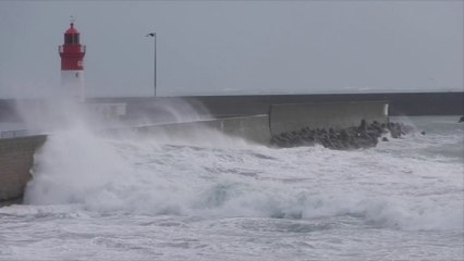 Vagues submersives sur le port de Saint-Guénolé