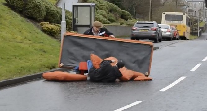 Quand deux mecs ivres déménagent un canapé