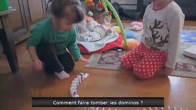 Забавные детишки играют с домино