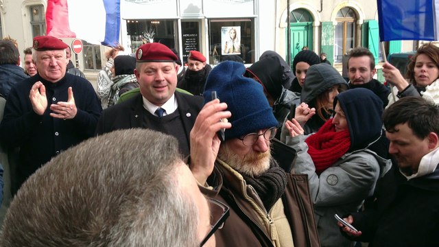 Après la manifestation de PEGIDA à Calais: comité de soutien du général Piquemal devant le TGI de Boulogne-sur-Mer