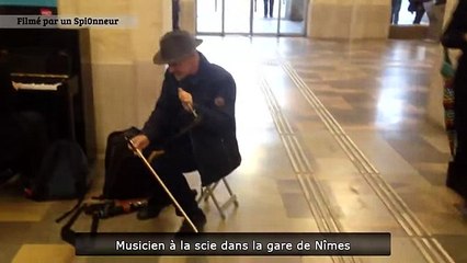 Мужик красиво играет на пиле