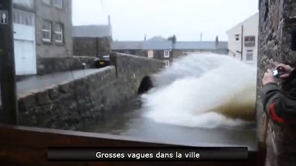 Наводнение в городе, волны выплескиваются на улицы