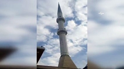Minare rüzgarda yaprak gibi sallandı