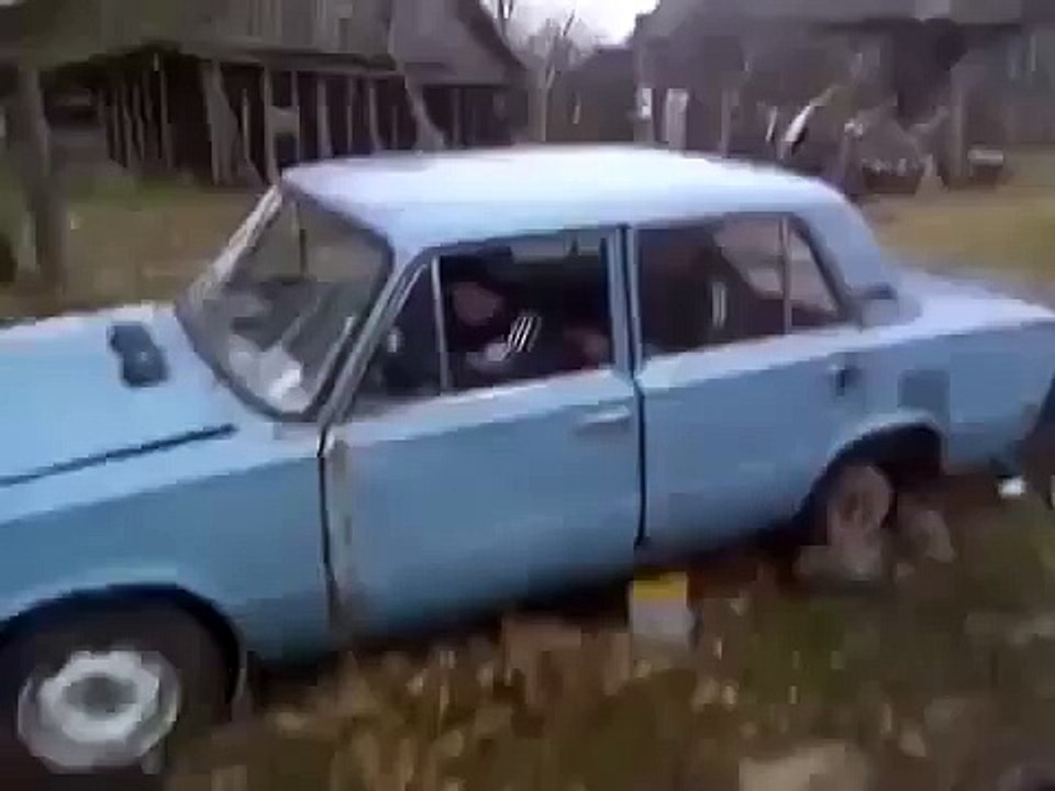 Чак Норрис выходит из машины