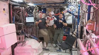 Невесомость, космонавты играют в футбол