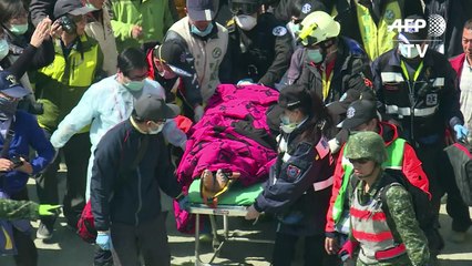 Sobreviventes são resgatados após terremoto em Taiwan