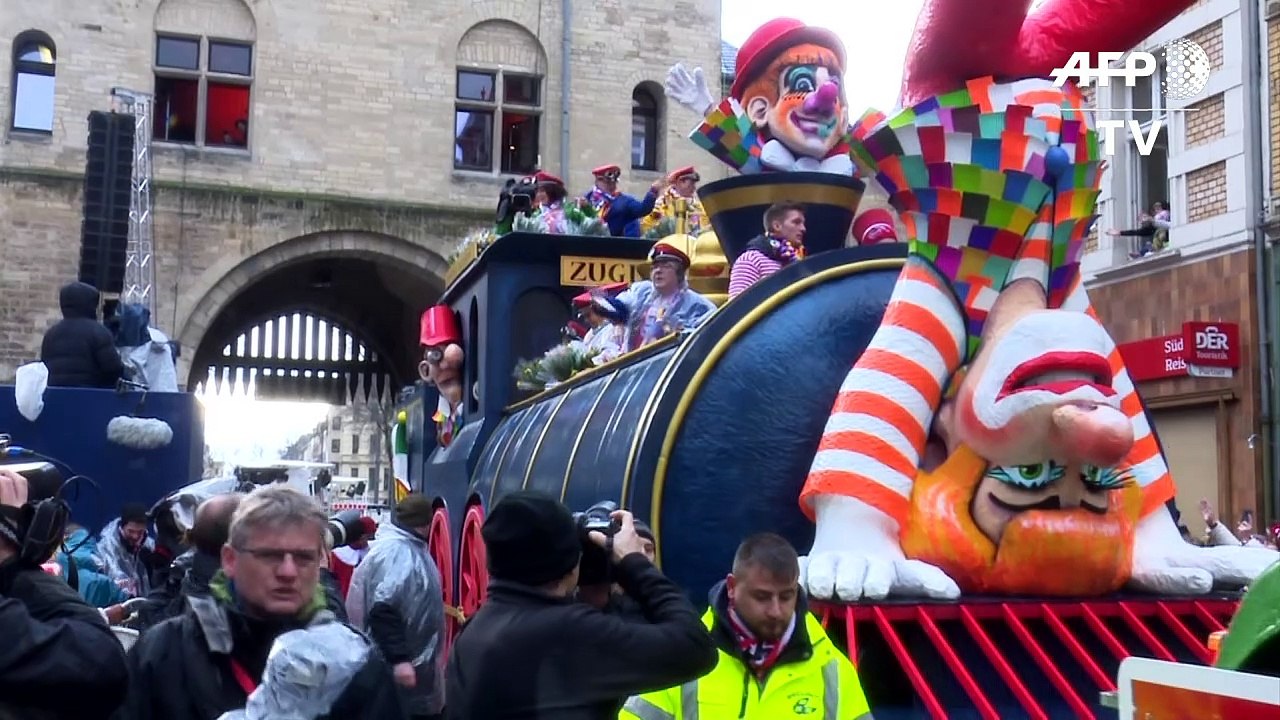 Kölner Jecken feiern trotz Unwetterwarnung