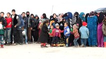 Thousands of Syrians brave freeze at Turkey border
