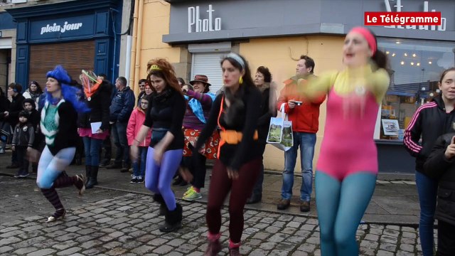 Douarnenez. La course des garçons de café joyeuse et colorée