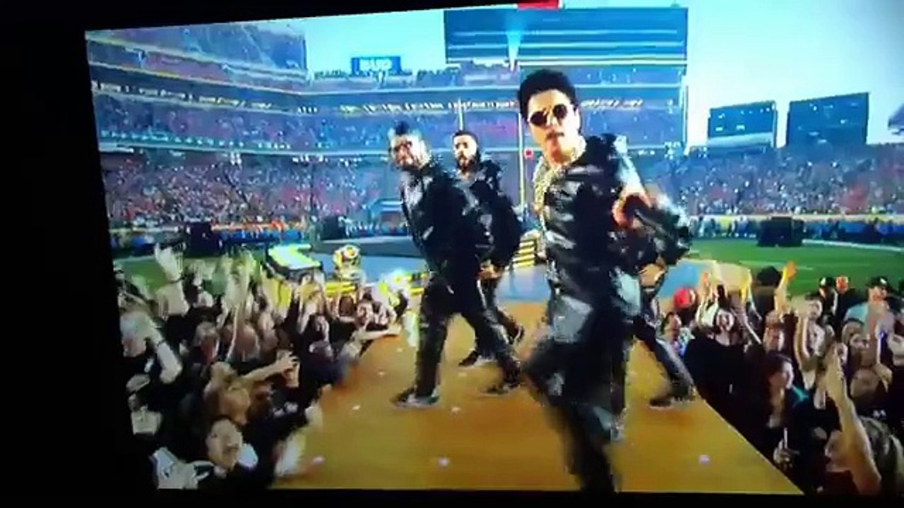Beyoncé Almost FALLS On Stage At Halftime Show Performance Super Bowl 50 2016 (VIDEO)