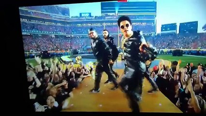 Beyoncé Almost FALLS On Stage At Halftime Show Performance Super Bowl 50 2016 (VIDEO)