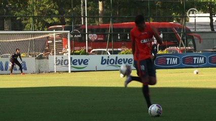 Ederson mostra que tem categoria e se arrisca no freestyle durante treino do Fla