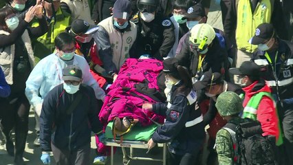 4 personas halladas vivas entre los escombros en Taiwán