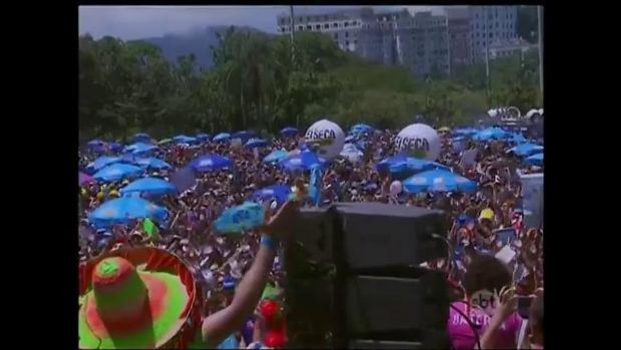 Blocos de rua agitam foliões ao som de Beatles e Mamonas Assassinas