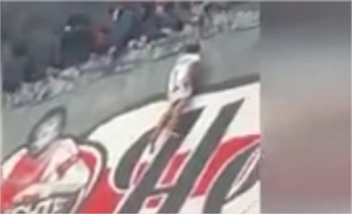 جماهير نادي اجاكس تشنق محب لفاينورد داخل الملعب على الهواء مباشرة