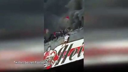 جماهير نادي اجاكس تشنق محب لفاينورد داخل الملعب على الهواء مباشرة