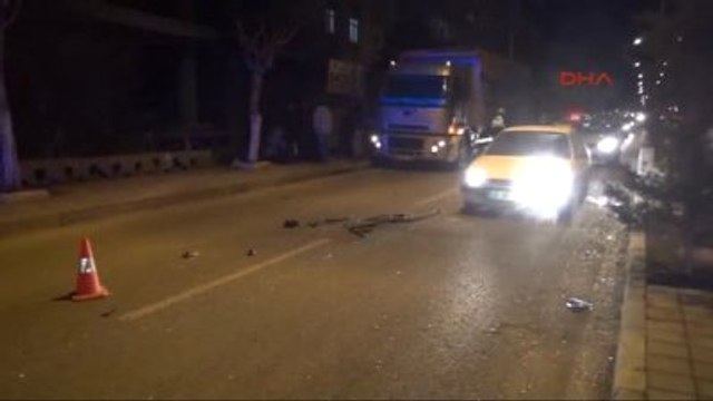 Kütahya-Otomobil Önce Kamyona, Sonra Evin Bahçe Duvarına Çarptı