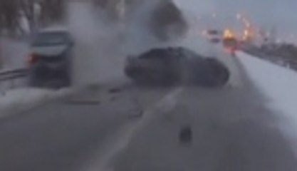 Kaygan yolda feci çarpışma!