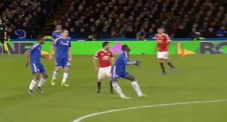 La blessure de Kurt Zouma contre Manchester United