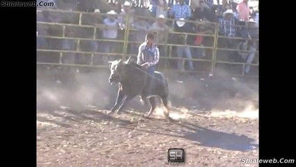 SUPER JARIPEO RANCHERO EXTREMO EN LAS TORTUGAS MICHOACAN MEXICO VALIENTES JINETES MONTAN TOROS SALVAJES CON ESPUELA LIBRE EN LA FIESTA CHARRA ENERO 2016