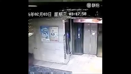 支那人エレベーター扉を蹴破り落ちる