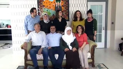 Demirtaş, anne ve babasının elini öpüp seçim öncesi dualarını aldı