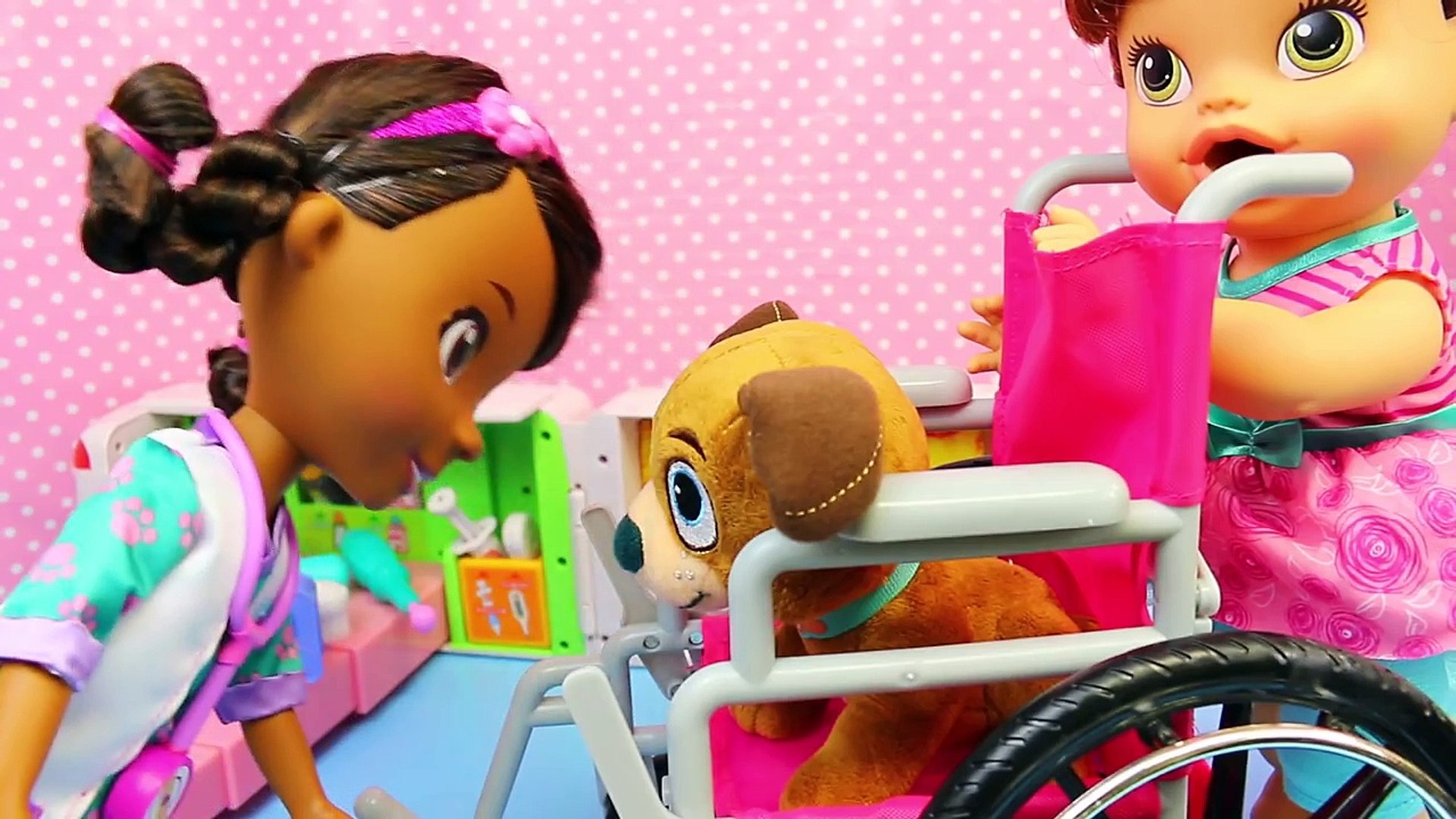 ⁣Doc McStuffins Pet Vet Findo Gets Wheel Chair at Popo Ambulance Hospital with Baby Alive L