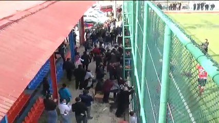 Polis, soyunma odasında futbolculara gaz sıktı