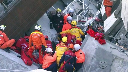 Télécharger la video: 17 dead, hundreds missing after Taiwan earthquake