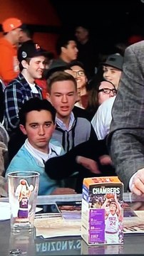 Un ado fait une Dabbing dance en live pendant une interview -Videobomb hilarant