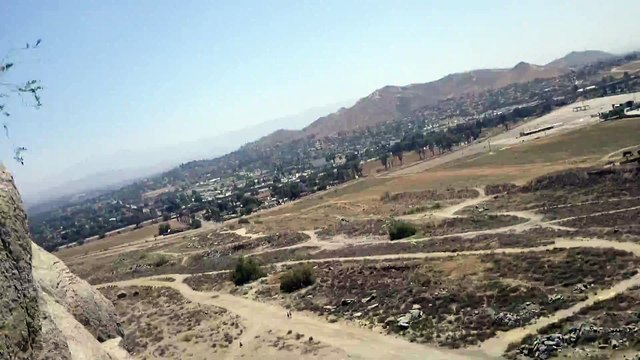 Un alpiniste attaqué par un aigle pendant qu'il escalade une montagne