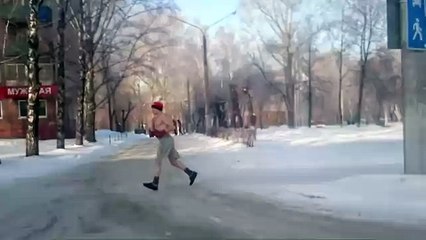 Голый в мороз на лыжах