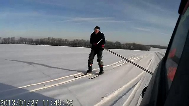 за машиной на лыжах