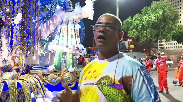 كرنفال ريو ينطلق على أنغام السامبا والمراهم المضادة للبعوض