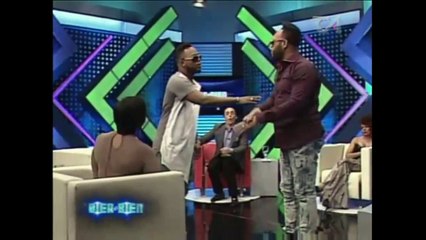 EL BESO DE ANA CAROLINA Y MUSICOLOGO